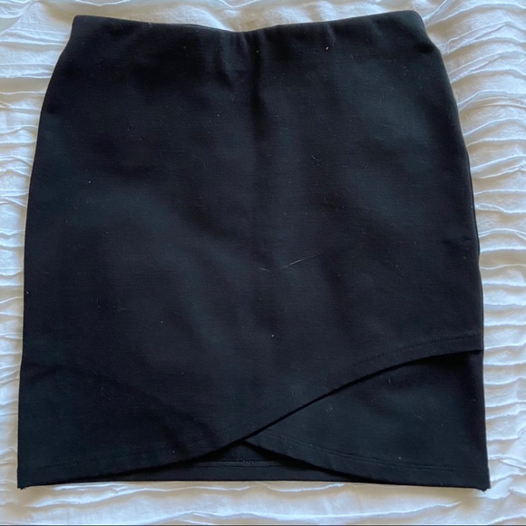 Mid rise black Aritzia (Talula) skirt - Picture 2 of 4